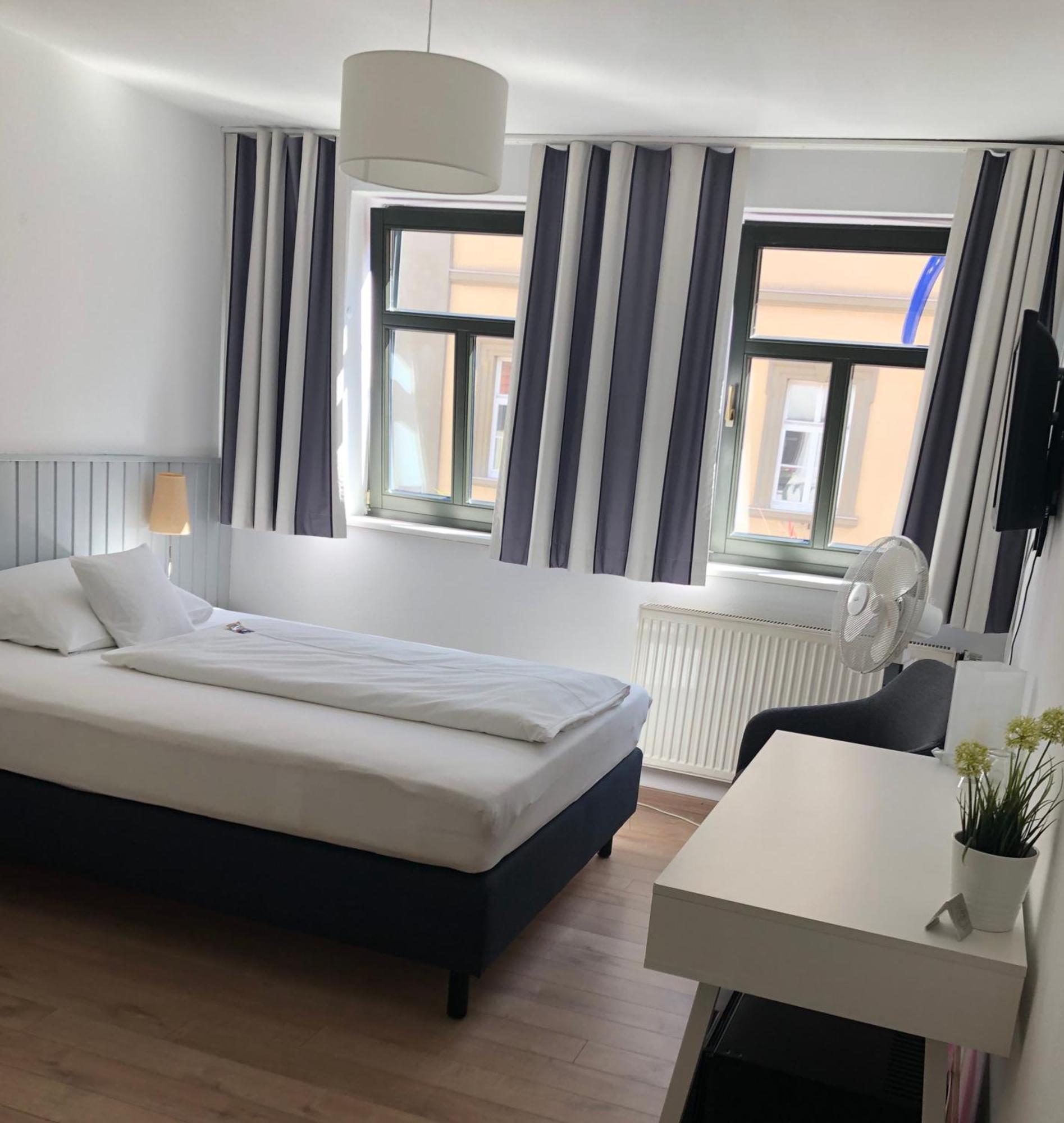 Hotel Cafe Rhoenperle Bad Neustadt an der Saale Luaran gambar